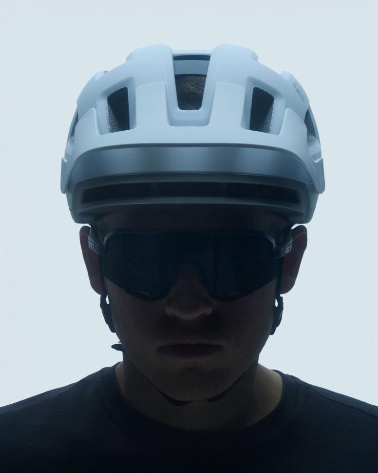 Шлем Fizik Kassis MiPS с мигалкой белый размер L (59-61 см) Шлем Fizik Kassis MiPS с мигалкой белый размер L (59-61 см)