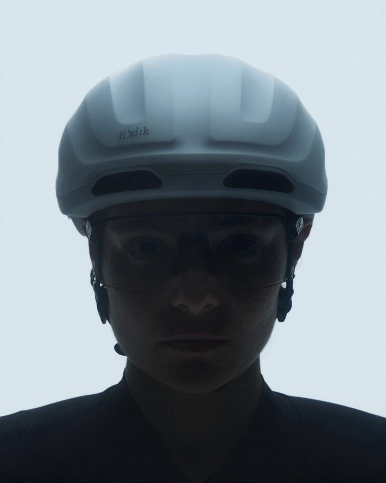 Шлем Fizik Kudo Aero MiPS с мигалкой черный размер L (59-61 см)