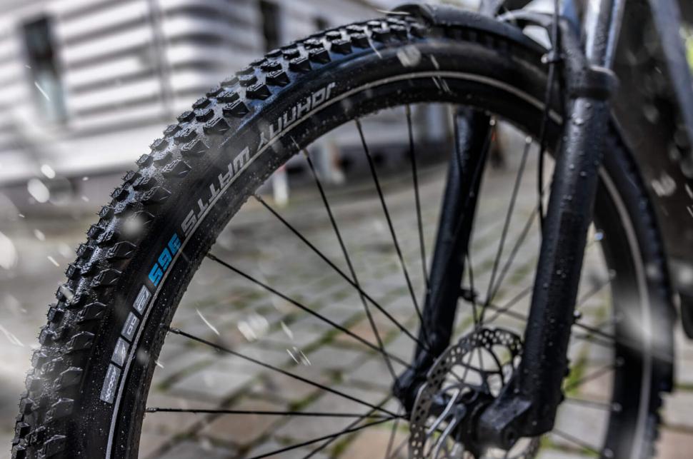 Покрышка 29x2.35 (60-622) Schwalbe JOHNNY WATTS 365 Perf, DD, GreenGuard B/B-SK+RT HS618 ADDIX 4Season 67EPI B Покрышка 29x2.35 (60-622) Schwalbe JOHNNY WATTS 365 Perf, DD, GreenGuard B/B-SK+RT HS618 ADDIX 4Season 67EPI B