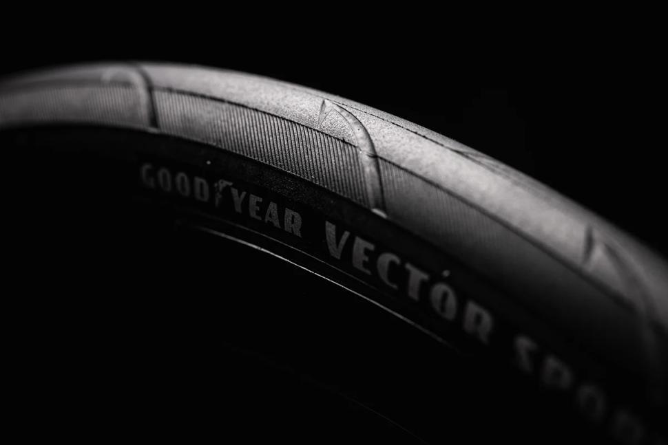 Покрышка 700x30 (30-622) GoodYear Vector Sport Tube Type, 60tpi + Dual R:Shield, Folding Black