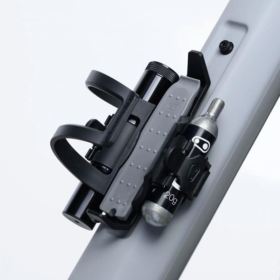 Набор инструмента Crankbrothers TOOL S.O.S. BC18 BOTTLE CAGE KIT