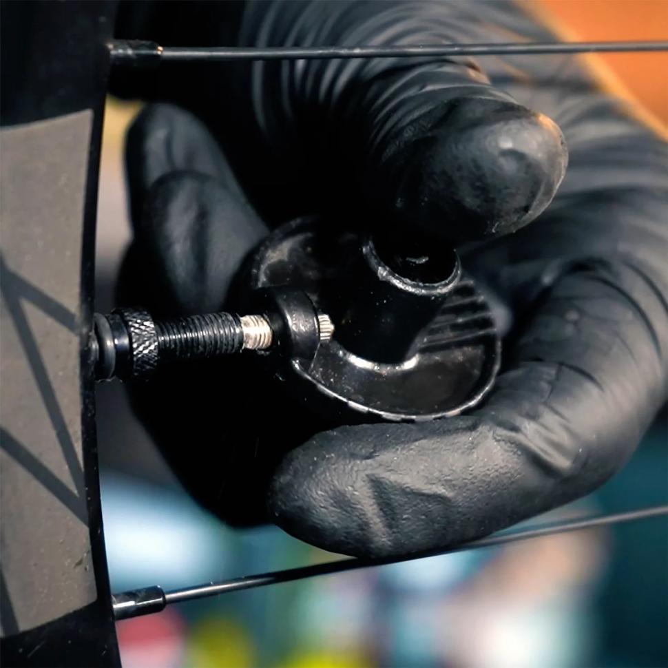 Герметик Weldtite 03093 TUBELESS SEALANT with Rubber Shred, для бескамерных шин, 1л