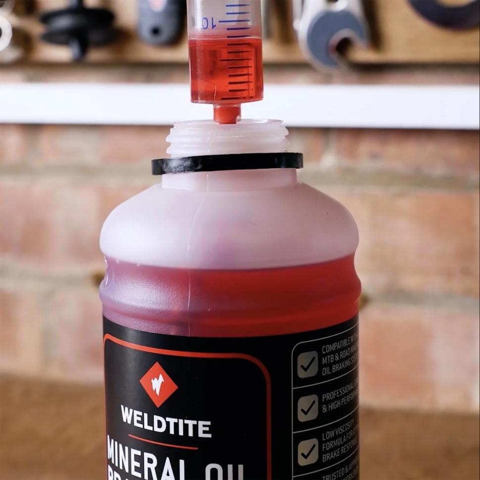 Масло минеральное Weldtite 03139X MINERAT OIL BRALE FLUID, для тормозных систем 1л